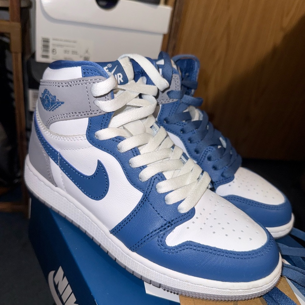 Nike Air Jordan Mid-Top sneakers in Blue, grey and White- Women’s size 6! 💙🤍🩶